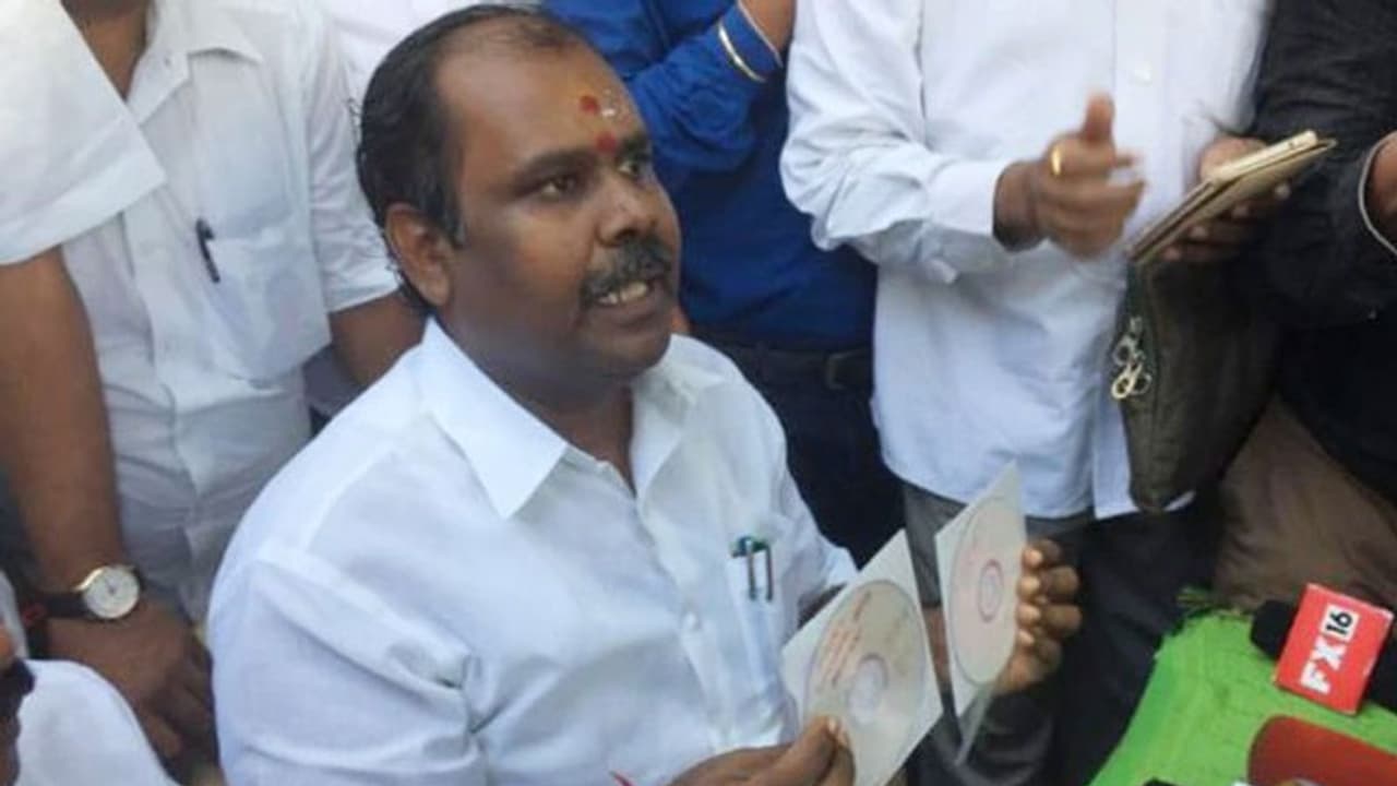 பக்கவாக ஸ்கெட்ச் போட்ட டிடிவி.. அமைச்சர் உதயகுமாருக்கு டஃப் கொடுக்க கெத்தான கட்சியை களமிறக்கிய அமமுக..! பக்கவாக ஸ்கெட்ச் போட்ட டிடிவி.. அமைச்சர் உதயகுமாருக்கு டஃப் கொடுக்க கெத்தான கட்சியை களமிறக்கிய அமமுக..!