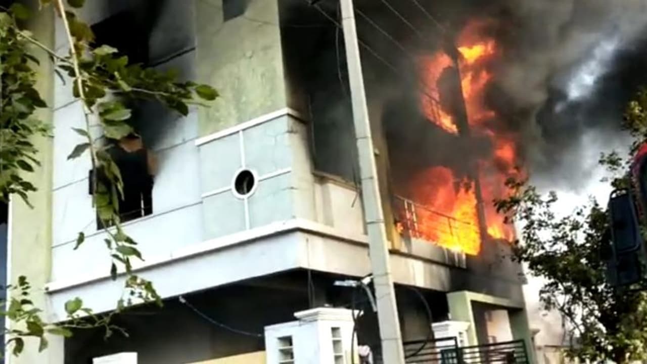 హైదరాబాద్ లో భారీ పేలుడు...(వీడియో) హైదరాబాద్ లో భారీ పేలుడు...(వీడియో)