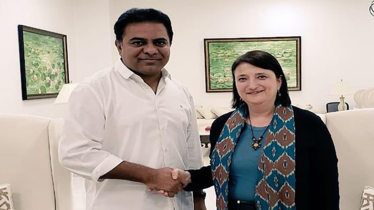 యూఎస్ ఫేక్ వర్సిటీ వివాదం: కేథరిన్ హడ్డాతో కేటిఆర్ చర్చలు యూఎస్ ఫేక్ వర్సిటీ వివాదం: కేథరిన్ హడ్డాతో కేటిఆర్ చర్చలు