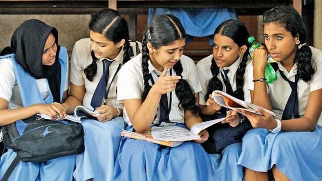 എസ്എസ്എല്സി പ്ലസ് ടു പരീക്ഷകള് ഒന്നിച്ച് നടത്താന് സര്ക്കാര് നീക്കം; പ്രതിഷേധവുമായി അധ്യാപക സംഘടനകള് എസ്എസ്എല്സി പ്ലസ് ടു പരീക്ഷകള് ഒന്നിച്ച് നടത്താന് സര്ക്കാര് നീക്കം; പ്രതിഷേധവുമായി അധ്യാപക സംഘടനകള്