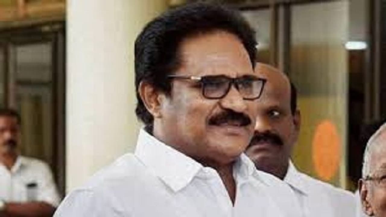 Congress: ராஜேந்திர பாலாஜி குற்றவாளி இல்லாத போது எதுக்கு இப்படி ஓடி ஒளியனும்.. திருநாவுக்கரசர் விளாசல்..! Congress: ராஜேந்திர பாலாஜி குற்றவாளி இல்லாத போது எதுக்கு இப்படி ஓடி ஒளியனும்.. திருநாவுக்கரசர் விளாசல்..!