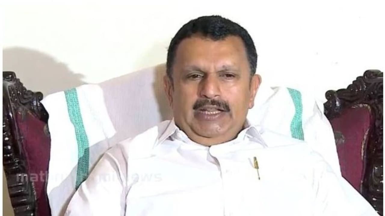 വനിതാസംരക്ഷണ മതിലുണ്ടാക്കി; തൊട്ടടുത്ത ദിവസം വനിതാ ഉദ്യോഗസ്ഥക്കെതിരെ നടപടിയുമെടുത്തു: കെ മുരളീധരൻ വനിതാസംരക്ഷണ മതിലുണ്ടാക്കി; തൊട്ടടുത്ത ദിവസം വനിതാ ഉദ്യോഗസ്ഥക്കെതിരെ നടപടിയുമെടുത്തു: കെ മുരളീധരൻ