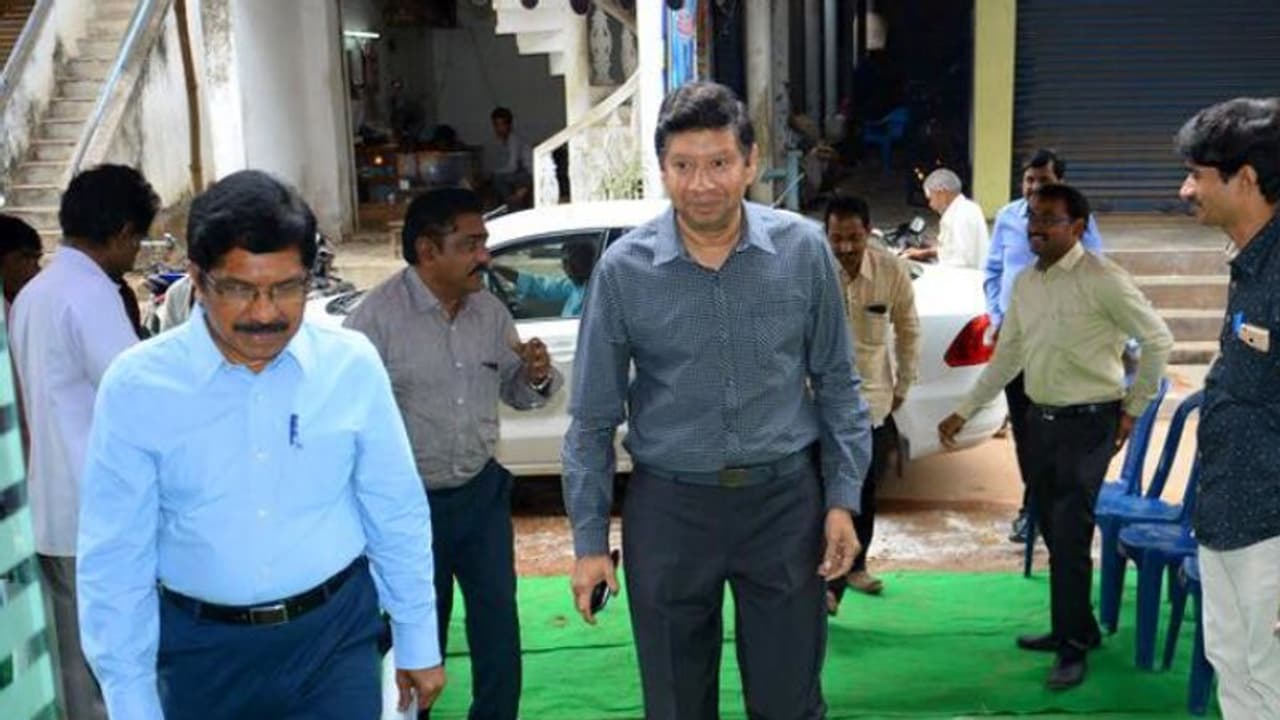 జయరాం హత్యకేసులో ట్విస్ట్ : తెలంగాణ పోలీసులకు నిందితులను అప్పగించమన్న జైలు సిబ్బంది..? జయరాం హత్యకేసులో ట్విస్ట్ : తెలంగాణ పోలీసులకు నిందితులను అప్పగించమన్న జైలు సిబ్బంది..?