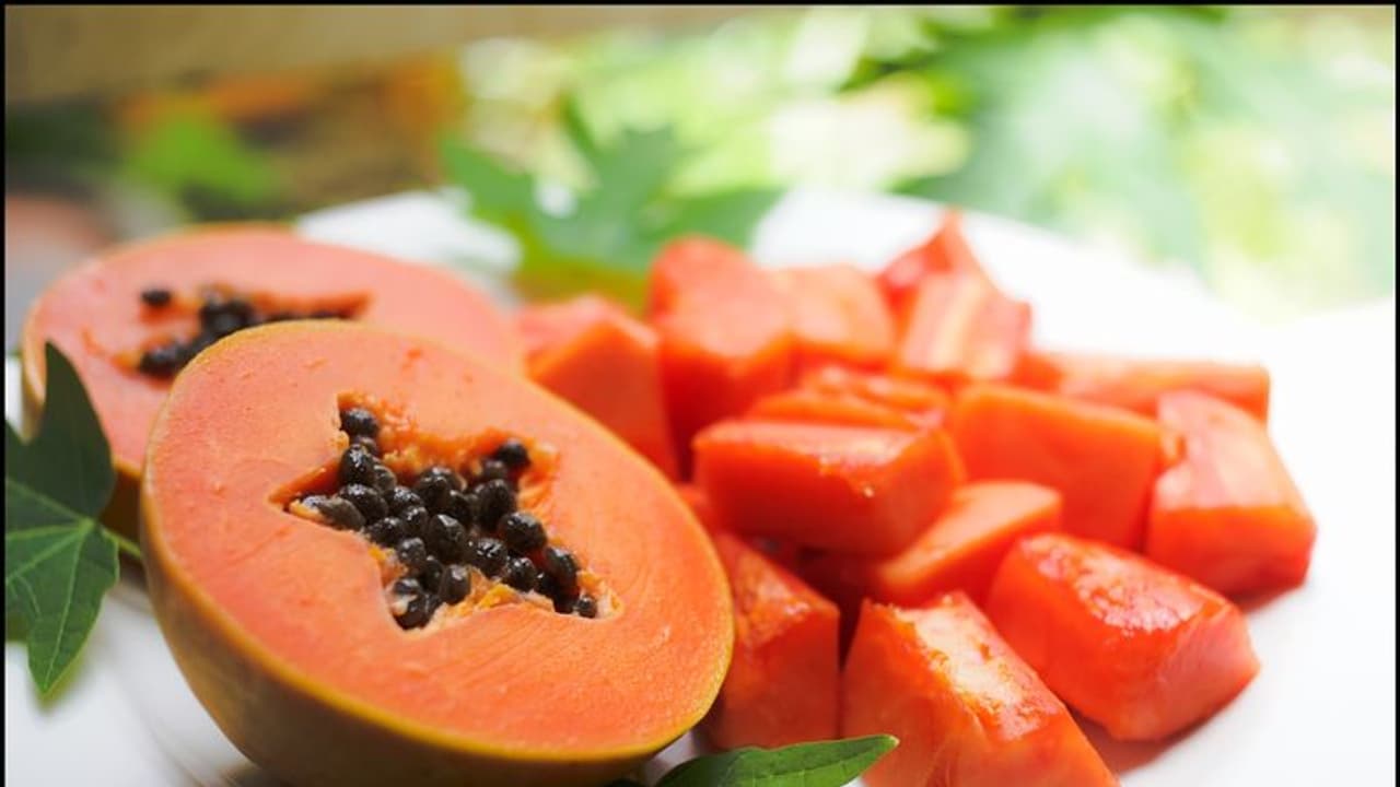 డెంగీ ఎఫెక్ట్.. బెంబేలెత్తిస్తున్న బొప్పాయి ధర డెంగీ ఎఫెక్ట్.. బెంబేలెత్తిస్తున్న బొప్పాయి ధర