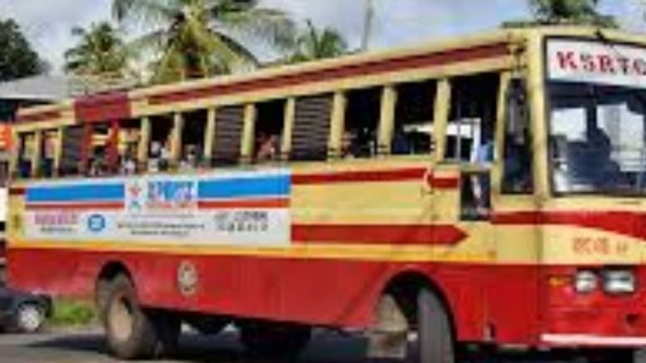 ഡ്രൈവര് മദ്യപിച്ചെന്ന് ആരോപിച്ച് കെഎസ്ആർടിസി ബസ് തടഞ്ഞു; കെഎസ്യു പ്രവര്ത്തകര് മര്ദ്ദിച്ചെന്ന് ഡ്രൈവര് ഡ്രൈവര് മദ്യപിച്ചെന്ന് ആരോപിച്ച് കെഎസ്ആർടിസി ബസ് തടഞ്ഞു; കെഎസ്യു പ്രവര്ത്തകര് മര്ദ്ദിച്ചെന്ന് ഡ്രൈവര്