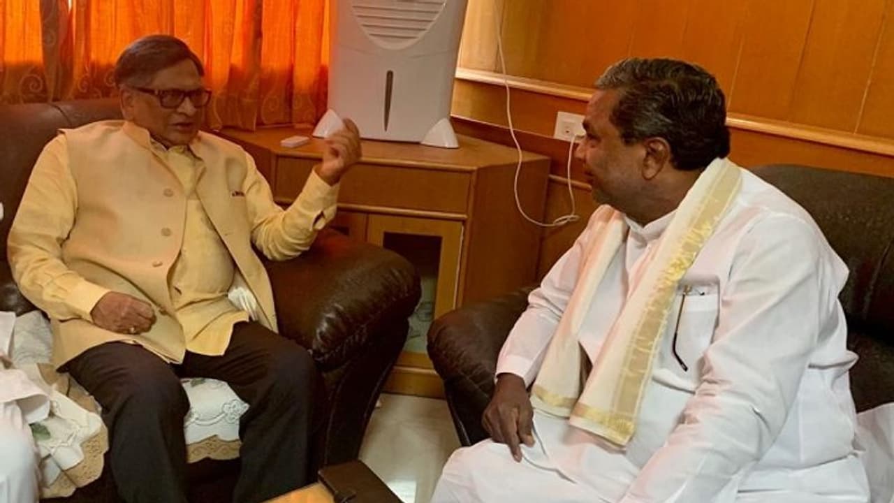 ಕೋಲಾರ ಪ್ರವಾಸಿ ಮಂದಿರದಲ್ಲಿ ಮಾಜಿ ಸಿಎಂಗಳ ಭೇಟಿ, ಚರ್ಚೆ ಮಾಡಿದ್ದೇನು?