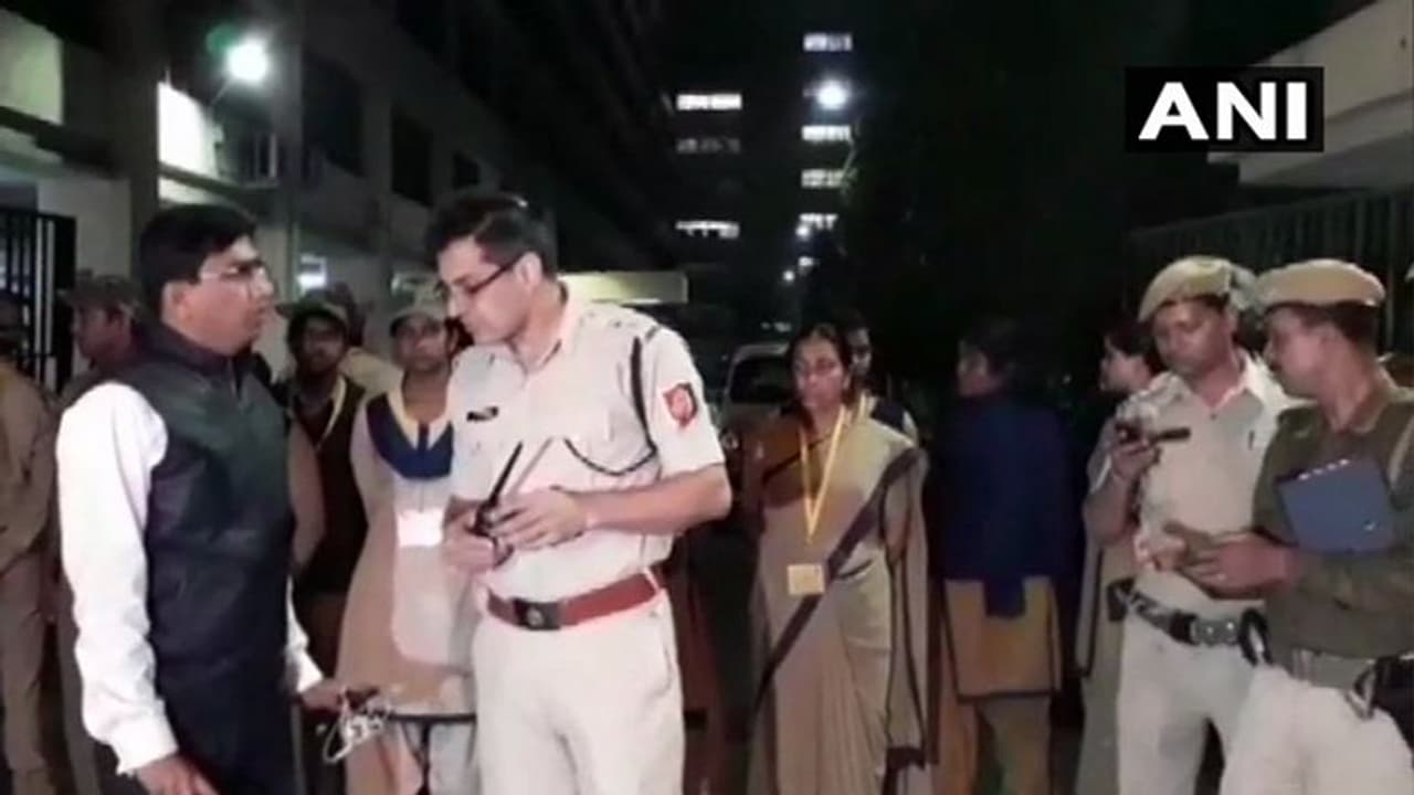 ബംഗാളില് അസാധാരണപ്രതിസന്ധി: കമ്മീഷണറെ കാണാനെത്തിയ സിബിഐ ഉദ്യോഗസ്ഥരെ പൊലീസ് തടഞ്ഞു ബംഗാളില് അസാധാരണപ്രതിസന്ധി: കമ്മീഷണറെ കാണാനെത്തിയ സിബിഐ ഉദ്യോഗസ്ഥരെ പൊലീസ് തടഞ്ഞു