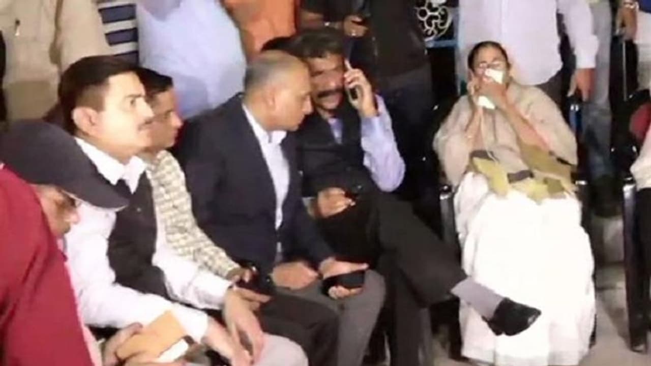 కోల్కతా సీపీ నివాసంపై సీబీఐ దాడి..అర్థరాత్రి రోడ్డుపై మమత ధర్నా కోల్కతా సీపీ నివాసంపై సీబీఐ దాడి..అర్థరాత్రి రోడ్డుపై మమత ధర్నా