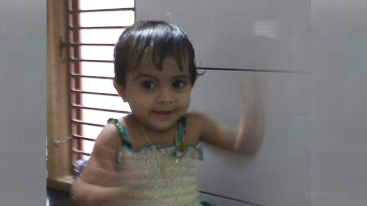 കളിക്കുന്നതിനിടെ ബാറ്ററി വിഴുങ്ങി, വീട്ടുകാര് അറിഞ്ഞത് രണ്ട് ദിവസം കഴിഞ്ഞ്; രണ്ട് വയസുകാരിക്ക് ദാരുണാന്ത്യം കളിക്കുന്നതിനിടെ ബാറ്ററി വിഴുങ്ങി, വീട്ടുകാര് അറിഞ്ഞത് രണ്ട് ദിവസം കഴിഞ്ഞ്; രണ്ട് വയസുകാരിക്ക് ദാരുണാന്ത്യം