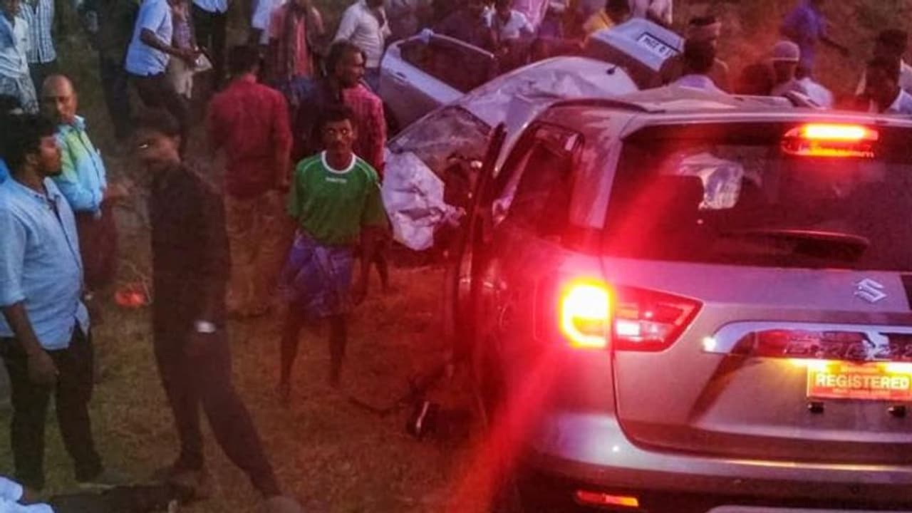 கார்கள் நேருக்குநேர் மோதல்... 4 பேர் உடல் நசுங்கி உயிரிழப்பு! கார்கள் நேருக்குநேர் மோதல்... 4 பேர் உடல் நசுங்கி உயிரிழப்பு!