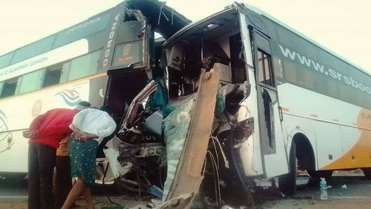 ಬಸ್ ಗಳು ಮುಖಾಮುಖಿ ಡಿಕ್ಕಿ : ಓರ್ವ ಬಲಿ, 18 ಮಂದಿಗೆ ಗಾಯ ಬಸ್ ಗಳು ಮುಖಾಮುಖಿ ಡಿಕ್ಕಿ : ಓರ್ವ ಬಲಿ, 18 ಮಂದಿಗೆ ಗಾಯ