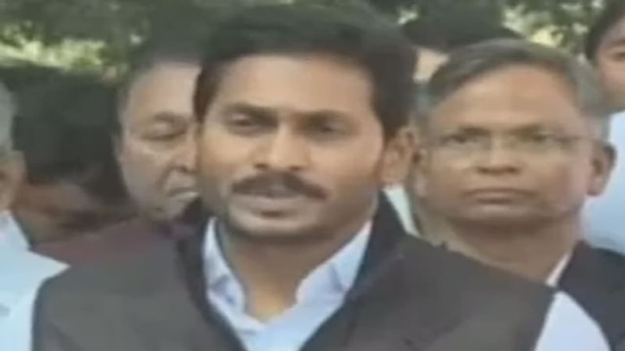 జగన్తో టీడీపీ నేత ఖలీల్ బాషా భేటీ జగన్తో టీడీపీ నేత ఖలీల్ బాషా భేటీ