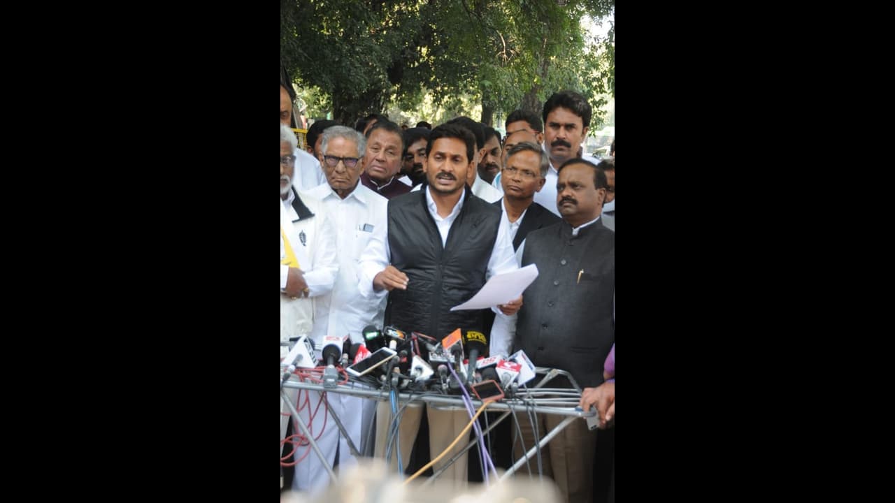 ఆ ముగ్గురు వద్దు, 4 లక్షల ఓట్లు తీసేశారు: సీఈసీతో జగన్