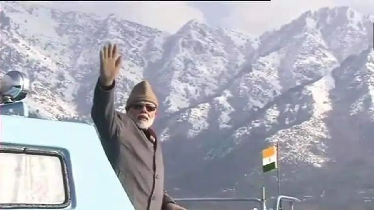 कश्मीर की डल झील में पीएम मोदी ने दिखाई 56 इंच की ताकत