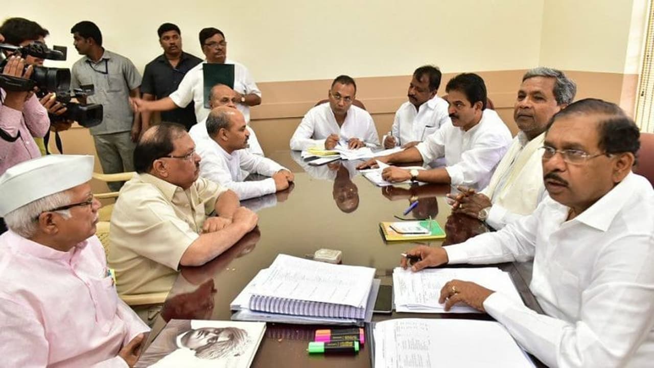 ಉಪ ಚುನಾವಣೆ : 17 ಕ್ಷೇತ್ರಕ್ಕೆ ಸ್ಪರ್ಧಿಸುವ ಕಾಂಗ್ರೆಸ್ ಸಂಭಾವ್ಯರ ಪಟ್ಟಿ ಉಪ ಚುನಾವಣೆ : 17 ಕ್ಷೇತ್ರಕ್ಕೆ ಸ್ಪರ್ಧಿಸುವ ಕಾಂಗ್ರೆಸ್ ಸಂಭಾವ್ಯರ ಪಟ್ಟಿ