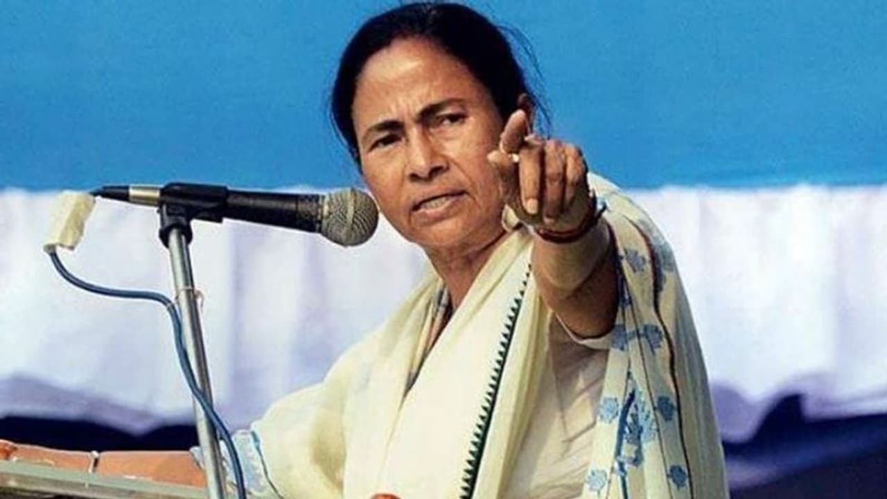 ममता बनर्जी का दुखद हास्य नाटक: बंगाल में चिट फंड घोटालेबाजों को बचाने की हर संभव कोशिश