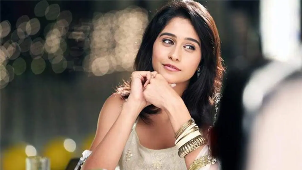 பதில் சொல்லுங்க? ரசிகர்களை பார்த்து கேள்வி எழுப்பிய ரெஜினா! பதில் சொல்லுங்க? ரசிகர்களை பார்த்து கேள்வி எழுப்பிய ரெஜினா!