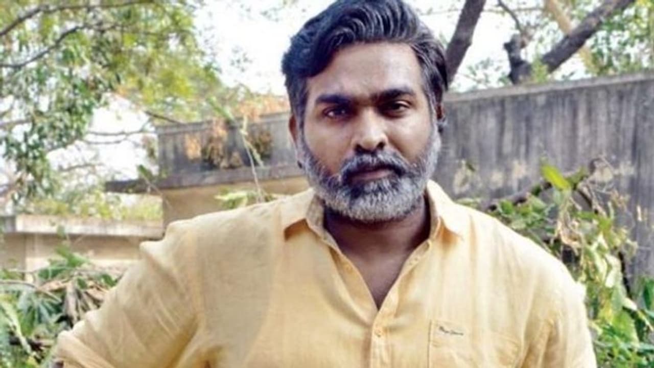 பணத்திற்கு ஆசைப்பட்டு பெயரை கெடுத்துக்கொண்ட விஜய் சேதுபதி..!! வணிகர்கள் விஜய் சேதுபதி வீடு மற்றும் அலுவலகத்தை முற்றுகையிட்டு போராட்டம்..!!