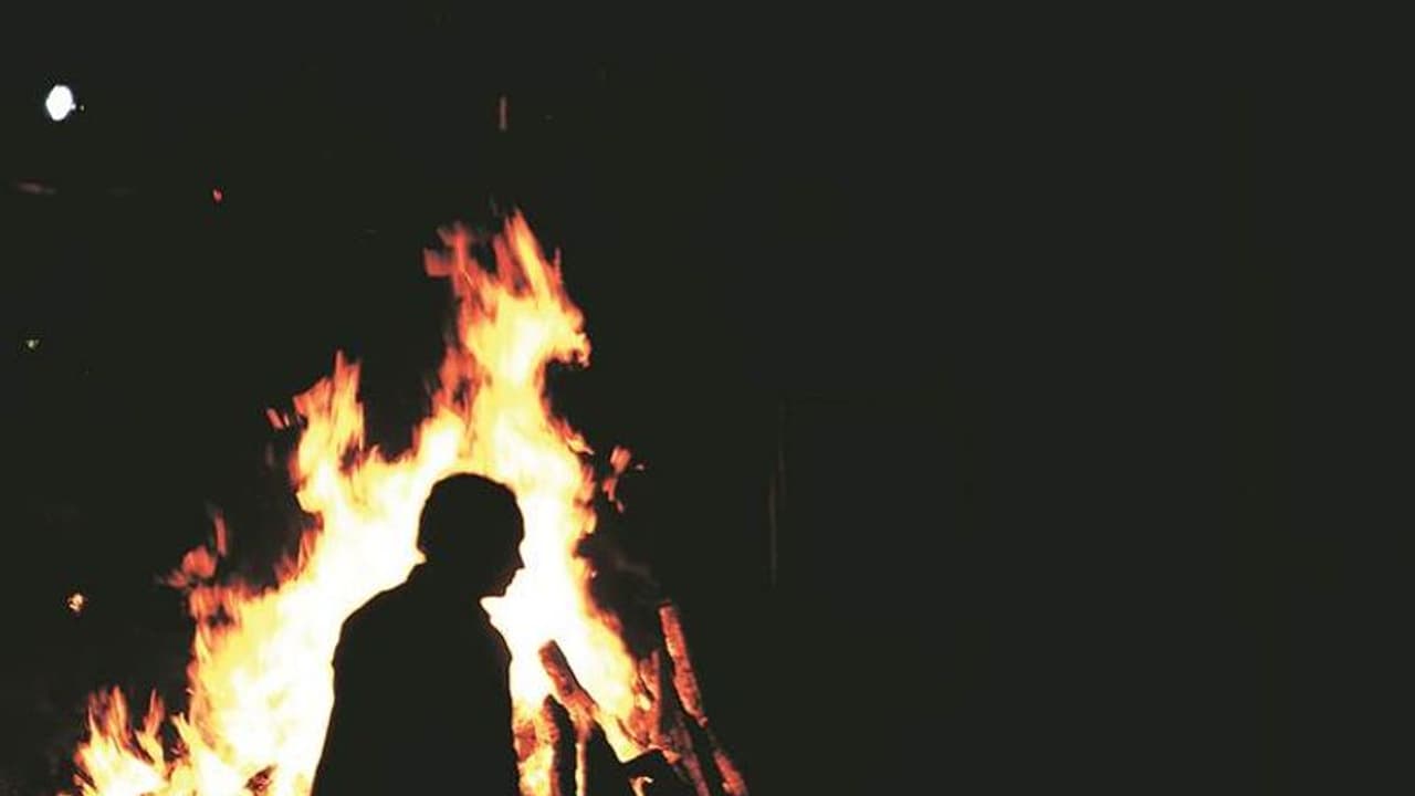 சுடுகாட்டில் பிணங்களை வெட்டி தின்னும் மர்ம மனிதன்! கையும் களவுமாக பிடித்த பொதுமக்கள்! சுடுகாட்டில் பிணங்களை வெட்டி தின்னும் மர்ம மனிதன்! கையும் களவுமாக பிடித்த பொதுமக்கள்!