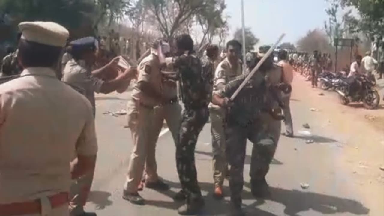 కోయిల్‌కొండలో రెచ్చిన జనం: గాయపడిన సీఐ (వీడియో)