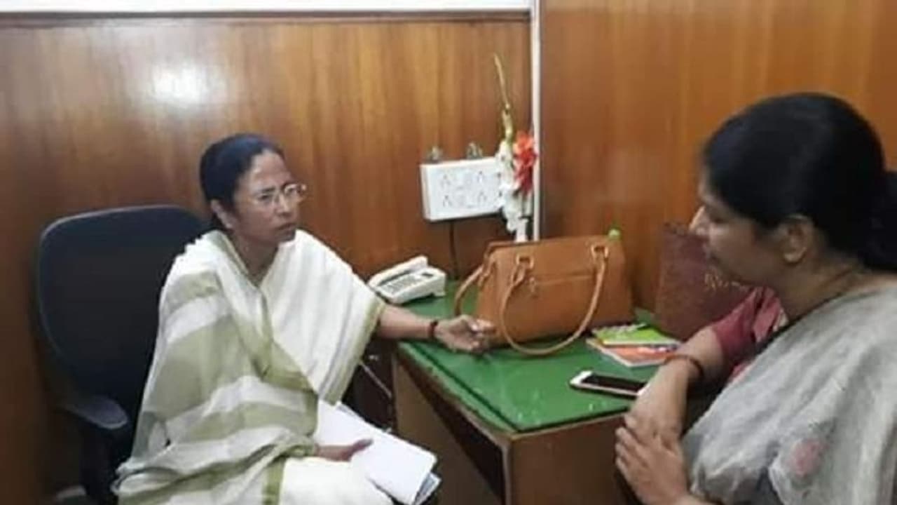 கொல்கத்தா போராட்டக் களத்தில் கனிமொழி... மம்தா பானர்ஜியை நேரில் சந்தித்து ஆதரவு !! கொல்கத்தா போராட்டக் களத்தில் கனிமொழி... மம்தா பானர்ஜியை நேரில் சந்தித்து ஆதரவு !!