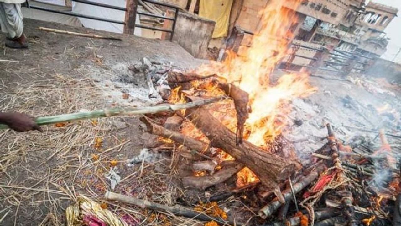 మండుతున్న చితిలో నుంచి తల బయటకు తీసి... మండుతున్న చితిలో నుంచి తల బయటకు తీసి...