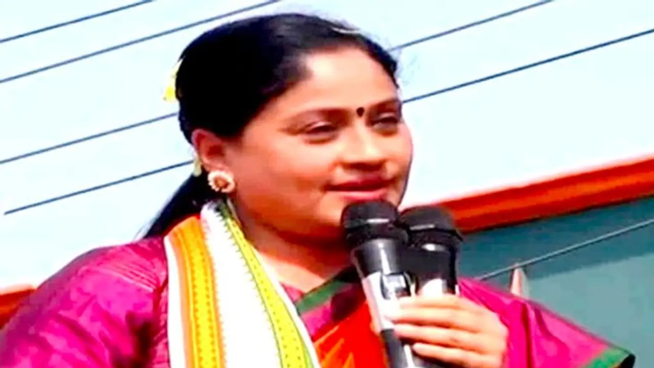 విజయశాంతితో కాంగ్రెస్ నేత కుసుమకుమార్ భేటీ: రాములమ్మకు బుజ్జగింపులు విజయశాంతితో కాంగ్రెస్ నేత కుసుమకుమార్ భేటీ: రాములమ్మకు బుజ్జగింపులు