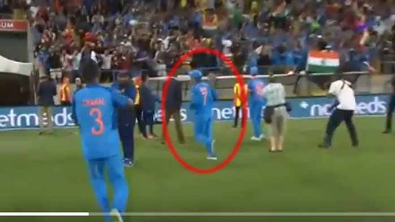 ధోనీని భయపెట్టిన చాహల్..పారిపోయిన మహేంద్రుడు: వీడియో వైరల్ ధోనీని భయపెట్టిన చాహల్..పారిపోయిన మహేంద్రుడు: వీడియో వైరల్