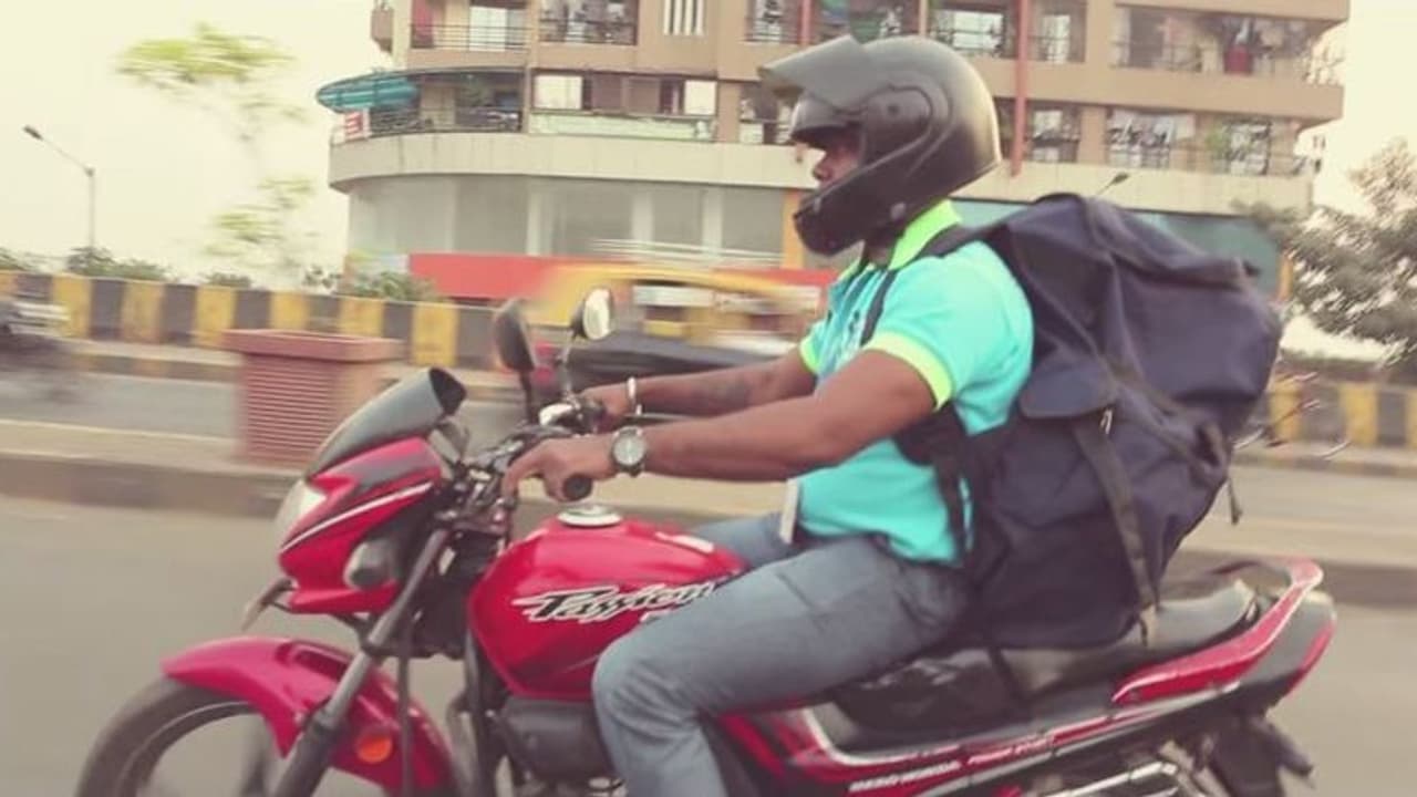 দীপাবলিতে প্রেমিকাকে আইফোন দেওয়ার শখ, ডেলিভারি বয়ের ব্যাগ ছিনতাই যুবকের দীপাবলিতে প্রেমিকাকে আইফোন দেওয়ার শখ, ডেলিভারি বয়ের ব্যাগ ছিনতাই যুবকের