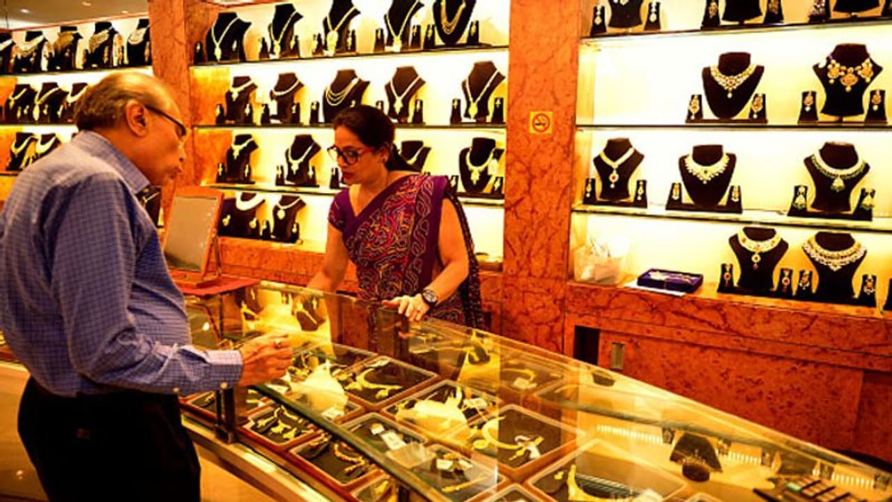 പൊന്ന് 'സൂപ്പര് ഫോമില്': പ്രവചനാതീതമായി സ്വര്ണ്ണവില കുതിക്കുന്നു: ഉപഭോക്താക്കള് വന് ആശങ്കയില് പൊന്ന് 'സൂപ്പര് ഫോമില്': പ്രവചനാതീതമായി സ്വര്ണ്ണവില കുതിക്കുന്നു: ഉപഭോക്താക്കള് വന് ആശങ്കയില്