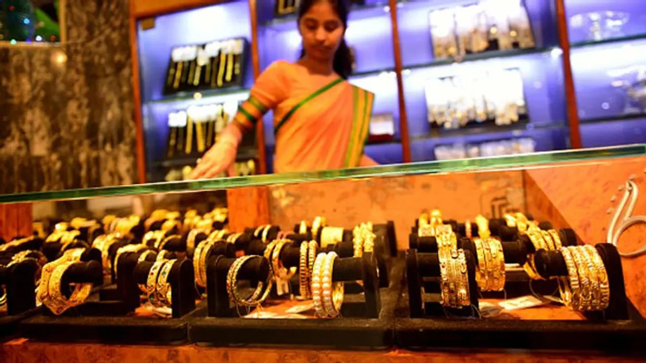 ಜೋರಾಗಿದೆ ಚುನಾವಣೆ ಜ್ವರ: ಈ ಮಧ್ಯೆ ಇಳಿದ ಚಿನ್ನದ ದರ! ಜೋರಾಗಿದೆ ಚುನಾವಣೆ ಜ್ವರ: ಈ ಮಧ್ಯೆ ಇಳಿದ ಚಿನ್ನದ ದರ!