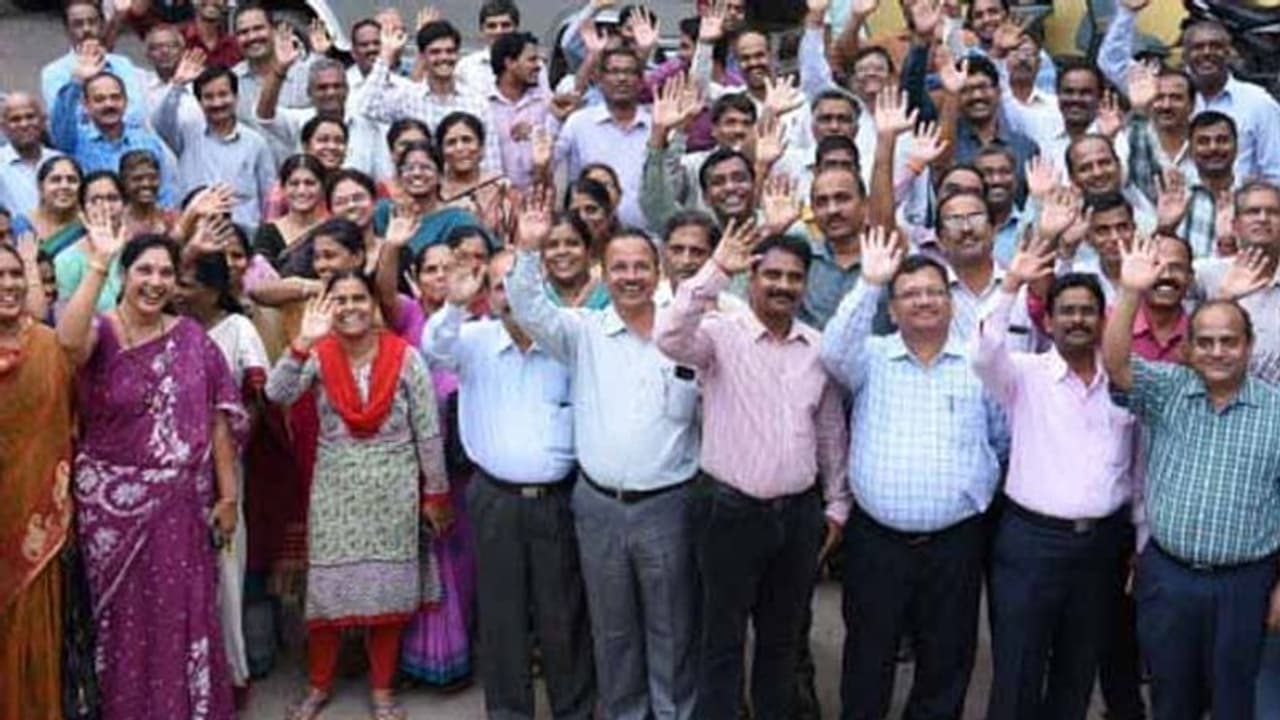 ఏపీ బడ్జెట్ 2019: ఉద్యోగులకు చంద్రబాబు వరాలు ఏపీ బడ్జెట్ 2019: ఉద్యోగులకు చంద్రబాబు వరాలు