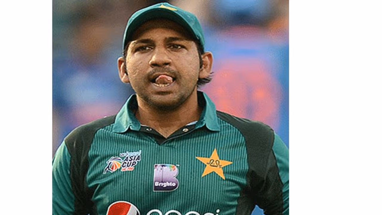 సర్ఫరాజ్ అహ్మద్ పై వేటు: శ్రీలంకపై సిరీస్ వైట్ వాష్ తోనే ముప్పు సర్ఫరాజ్ అహ్మద్ పై వేటు: శ్రీలంకపై సిరీస్ వైట్ వాష్ తోనే ముప్పు