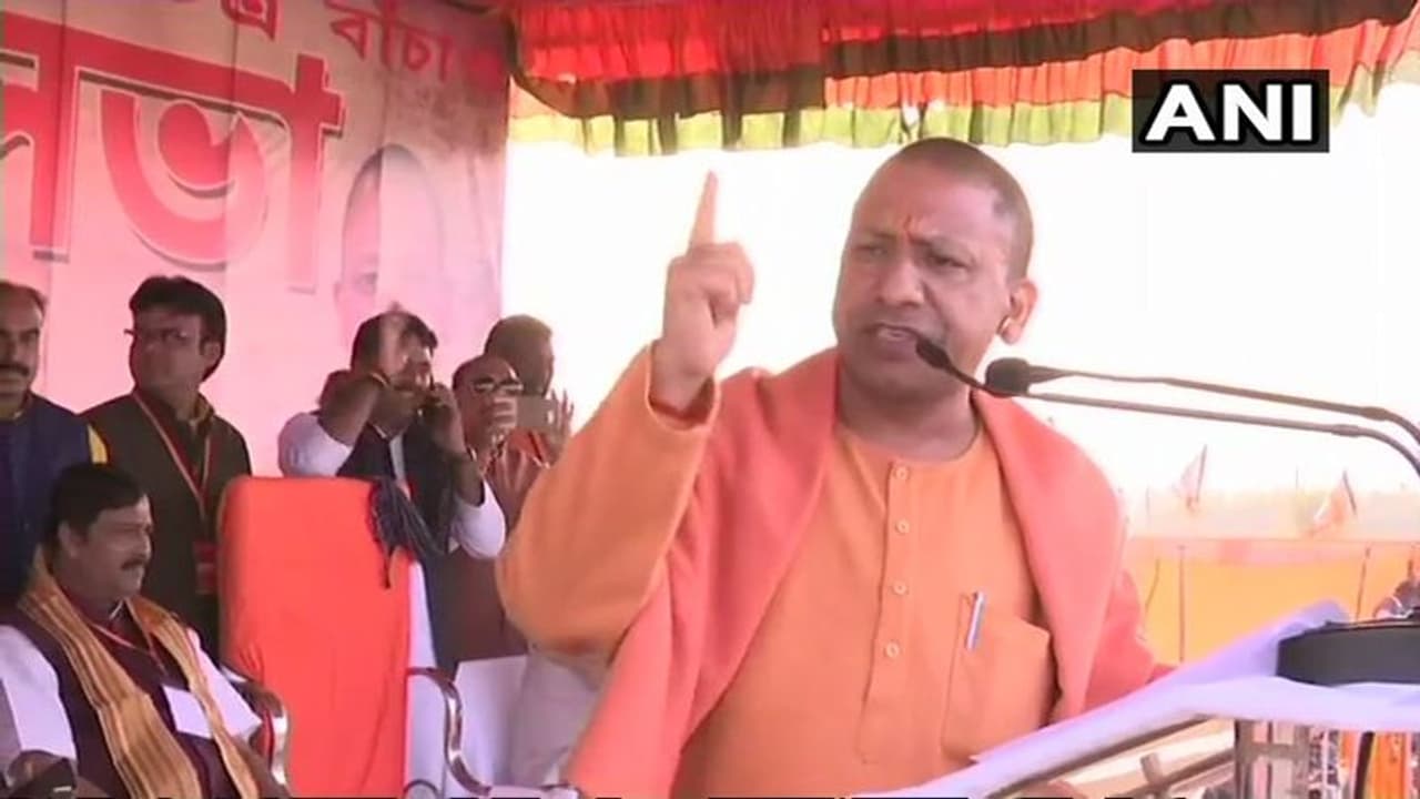 ಕೊನೆಗೂ ಬಂಗಾಳ ನೆಲ ಮುಟ್ಟಿದ ಯೋಗಿ: ಭರ್ಜರಿ ಭಾಷಣ! ಕೊನೆಗೂ ಬಂಗಾಳ ನೆಲ ಮುಟ್ಟಿದ ಯೋಗಿ: ಭರ್ಜರಿ ಭಾಷಣ!