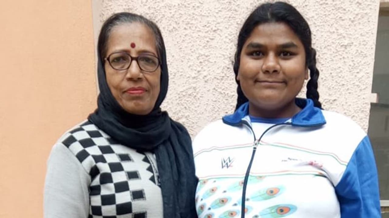 അഞ്ചാമത്തെ വയസ്സില്‍ ഉപേക്ഷിച്ചു പോയവരേ, പവര്‍ ലിഫ്റ്റിങ്ങില്‍ ഇവളാണ് ഇന്ത്യയെ പ്രതിനിധീകരിക്കുന്നത്