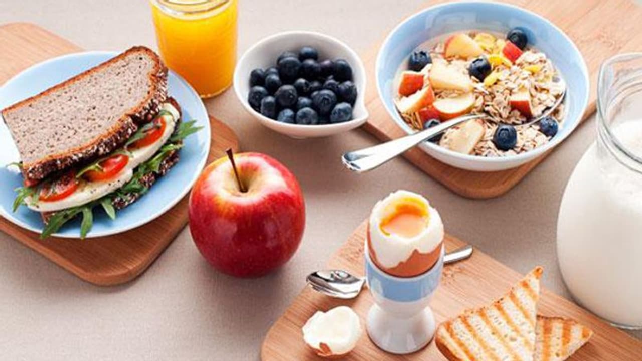 উজ্জ্বল ত্বক পেতে চান! ব্রেকফাস্টে কী কী খাবেন জানুন উজ্জ্বল ত্বক পেতে চান! ব্রেকফাস্টে কী কী খাবেন জানুন