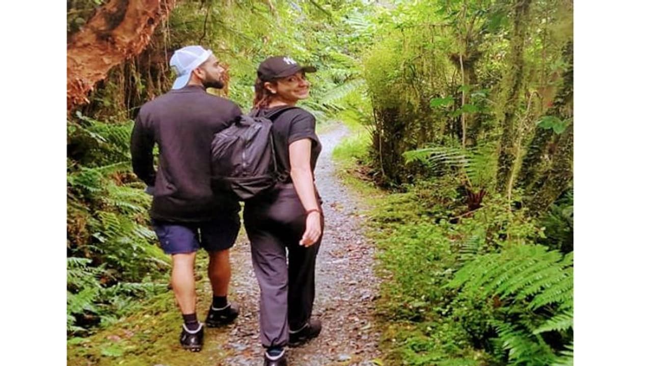 అడవుల బాటపట్టిన ఈ సెలబ్రిటీ జంట ఎవరో గుర్తుపట్టారా? అడవుల బాటపట్టిన ఈ సెలబ్రిటీ జంట ఎవరో గుర్తుపట్టారా?