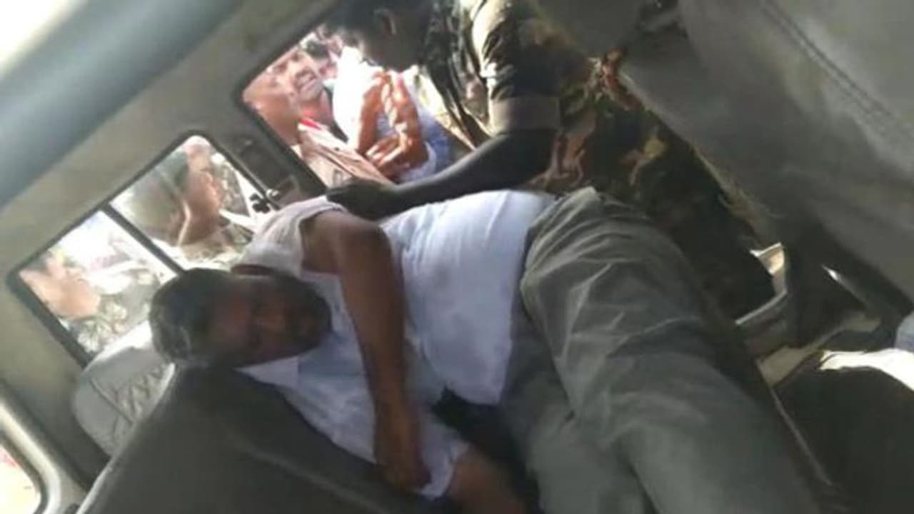 బూటు కాళ్లతో తన్నారు, ఐదేళ్లు బతుకుతానో చస్తానో కూడా ...: వైసీపీ ఎమ్మెల్యే చెవిరెడ్డి బూటు కాళ్లతో తన్నారు, ఐదేళ్లు బతుకుతానో చస్తానో కూడా ...: వైసీపీ ఎమ్మెల్యే చెవిరెడ్డి