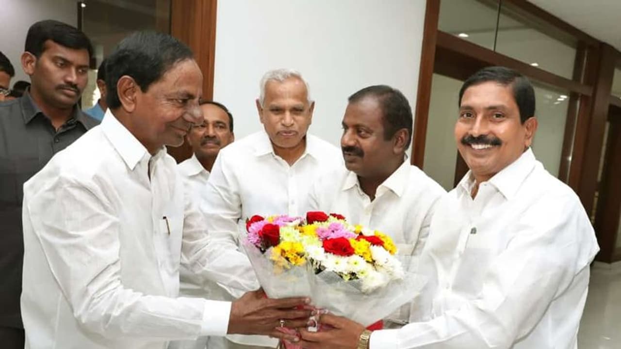 ఉపాధ్యాయుల సమస్యలు పరిష్కరిస్తాం: ఎమ్మెల్సీలకు సీఎం హామీ ఉపాధ్యాయుల సమస్యలు పరిష్కరిస్తాం: ఎమ్మెల్సీలకు సీఎం హామీ