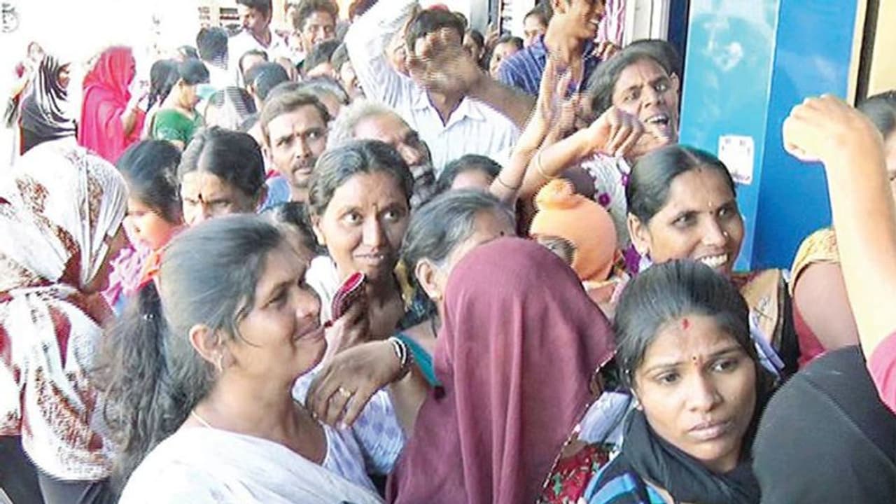 60 ರೂಪಾಯಿ ಕೊಟ್ಟರೆ ಉಚಿತ ನಿವೇಶನ: ಮುಗಿಬಿದ್ದ ಜನ! 60 ರೂಪಾಯಿ ಕೊಟ್ಟರೆ ಉಚಿತ ನಿವೇಶನ: ಮುಗಿಬಿದ್ದ ಜನ!