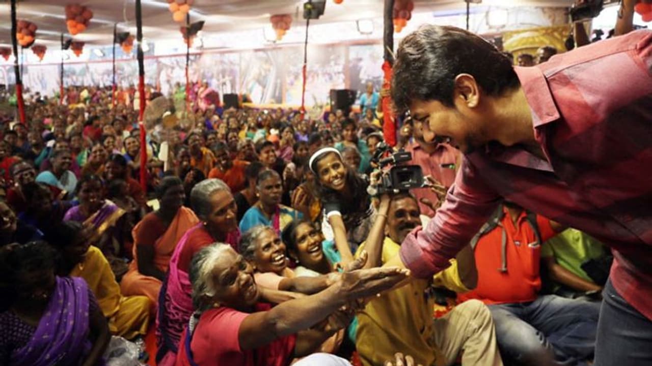 சீனியர்களுக்கு முதல் மரியாதை... மூத்த நிர்வாகிகளை நெகிழ வைக்கும் உதயநிதி..! சீனியர்களுக்கு முதல் மரியாதை... மூத்த நிர்வாகிகளை நெகிழ வைக்கும் உதயநிதி..!