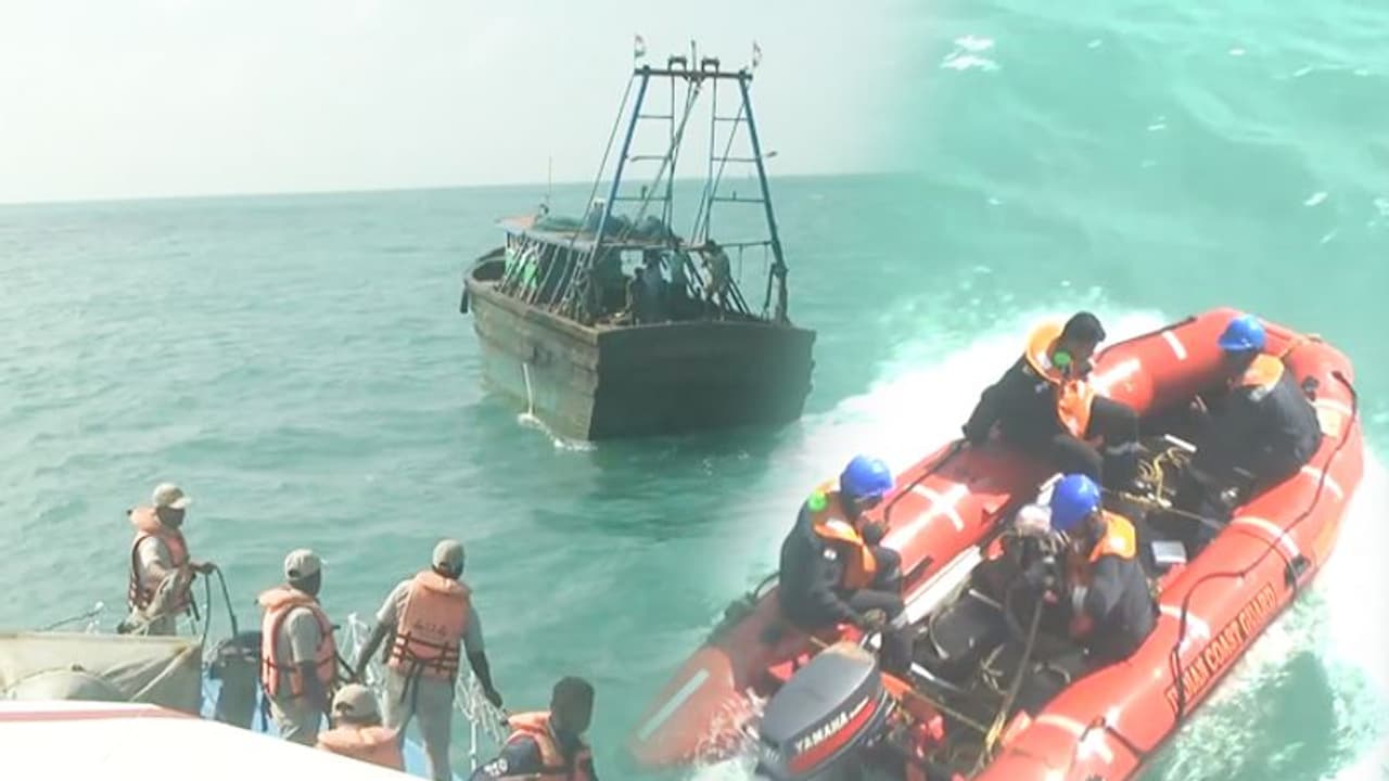 സമുദ്രാതിർത്തി കടന്നെന്ന് ആരോപിച്ച് 12 ഇന്ത്യൻ മത്സ്യത്തൊഴിലാളികളെ ശ്രീലങ്കൻ നാവികസേന പിടികൂടി സമുദ്രാതിർത്തി കടന്നെന്ന് ആരോപിച്ച് 12 ഇന്ത്യൻ മത്സ്യത്തൊഴിലാളികളെ ശ്രീലങ്കൻ നാവികസേന പിടികൂടി