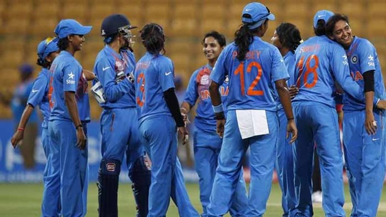 మహిళల టీ20: భారత విజయలక్ష్యం 160 మహిళల టీ20: భారత విజయలక్ష్యం 160