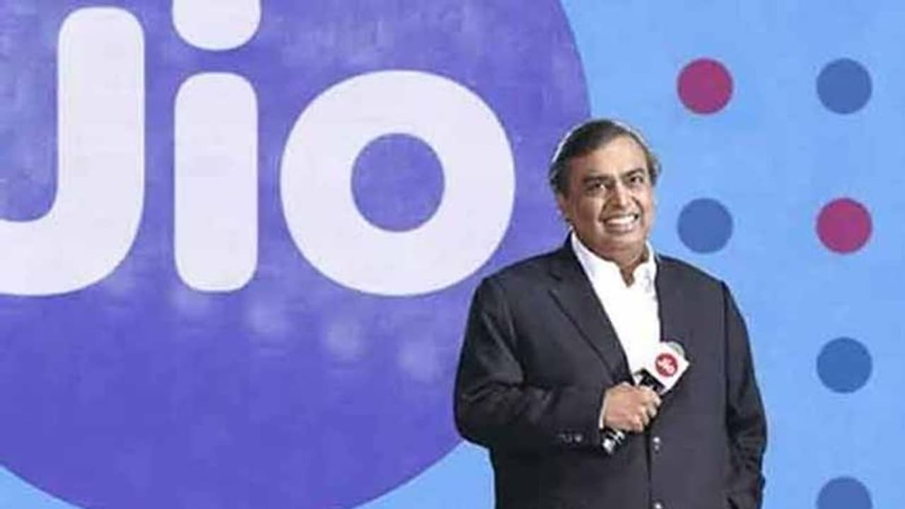 మరో సంచలనానికి రెడీ అవుతున్న ముకేశ్ అంబానీ: మార్కెట్లోకి సొంత 5జీ ఫోన్? మరో సంచలనానికి రెడీ అవుతున్న ముకేశ్ అంబానీ: మార్కెట్లోకి సొంత 5జీ ఫోన్?
