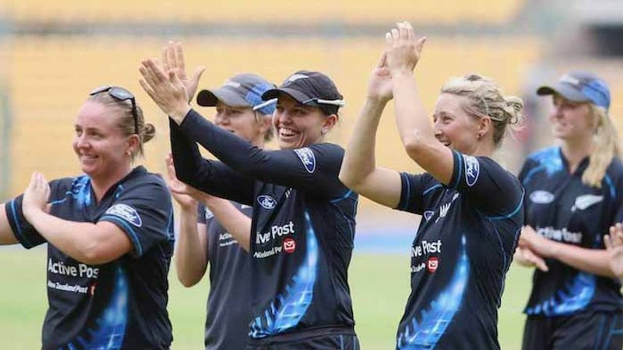 కుప్పకూలిన టాప్ ఆర్డర్...కివీస్ చేతిలో భారత్ ఓటమి కుప్పకూలిన టాప్ ఆర్డర్...కివీస్ చేతిలో భారత్ ఓటమి