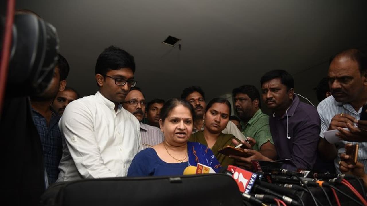 శిఖా చౌదరే చంపించింది, దేవుడు చెప్పినా నమ్మను: జయరామ్ భార్య శిఖా చౌదరే చంపించింది, దేవుడు చెప్పినా నమ్మను: జయరామ్ భార్య