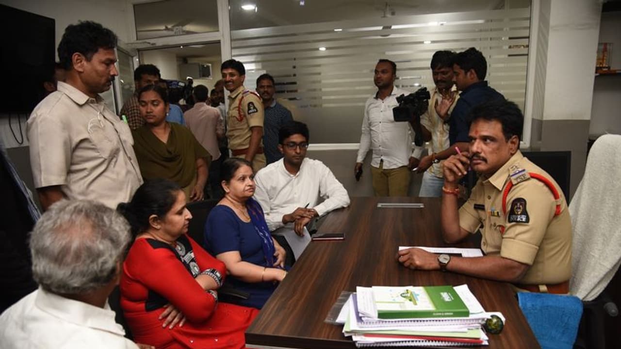 భర్త లేకుండా తొలిసారి పెళ్లి రోజు: జయరామ్ భార్య ఆవేదన