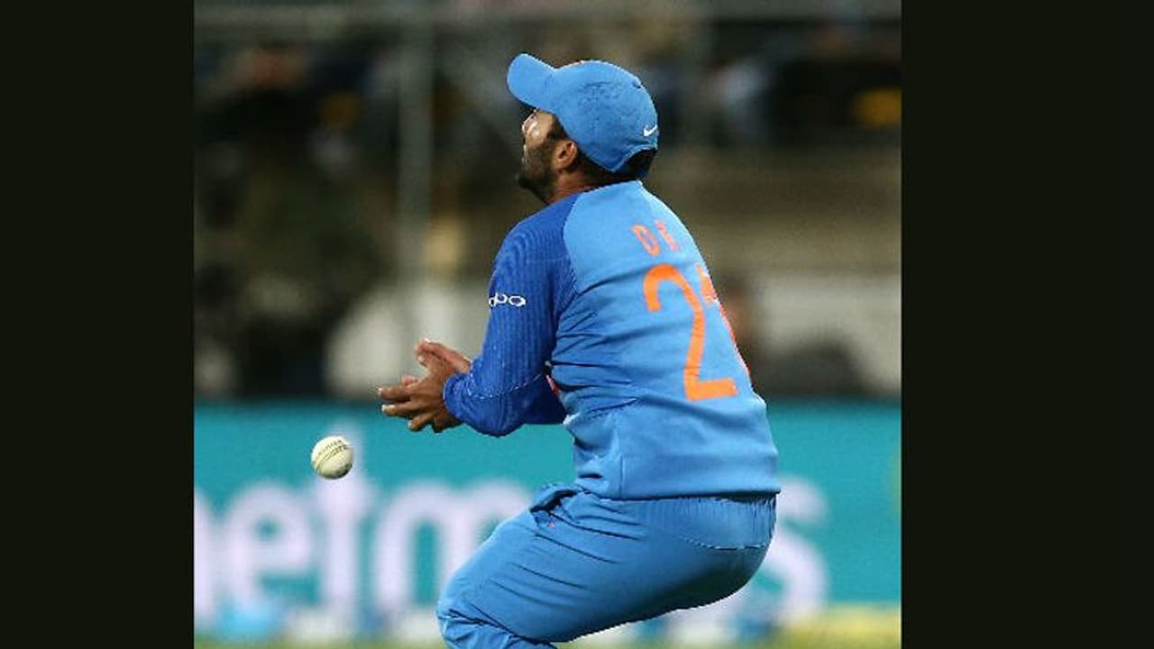 അനായാസ ക്യാച്ച് കൈവിട്ട് അത്ഭുത ക്യാച്ച് കൈയിലൊതുക്കി കാര്‍ത്തിക്ക് വീഡിയോ