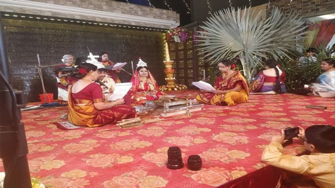 ಮದುವೆಗೆ ಬಂದ ಮಹಿಳಾ ಪುರೋಹಿತರು.. ವಧು ತಂದೆ ಮಾಡಿದ್ದೇನು?