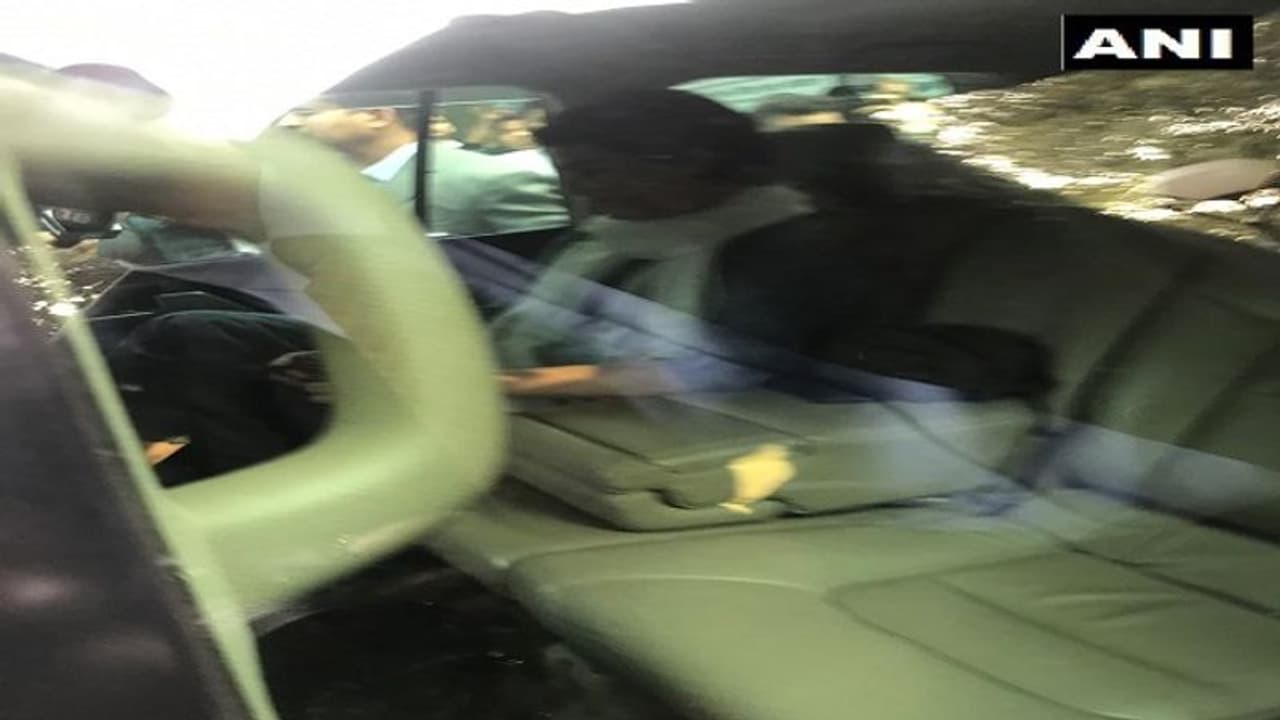 ಗಂಡನನ್ನು ಇಡಿ ಕಚೇರಿಗೆ ಡ್ರಾಪ್ ಕೊಟ್ಟ ಪ್ರಿಯಾಂಕಾ ಗಾಂಧಿ! ಗಂಡನನ್ನು ಇಡಿ ಕಚೇರಿಗೆ ಡ್ರಾಪ್ ಕೊಟ್ಟ ಪ್ರಿಯಾಂಕಾ ಗಾಂಧಿ!